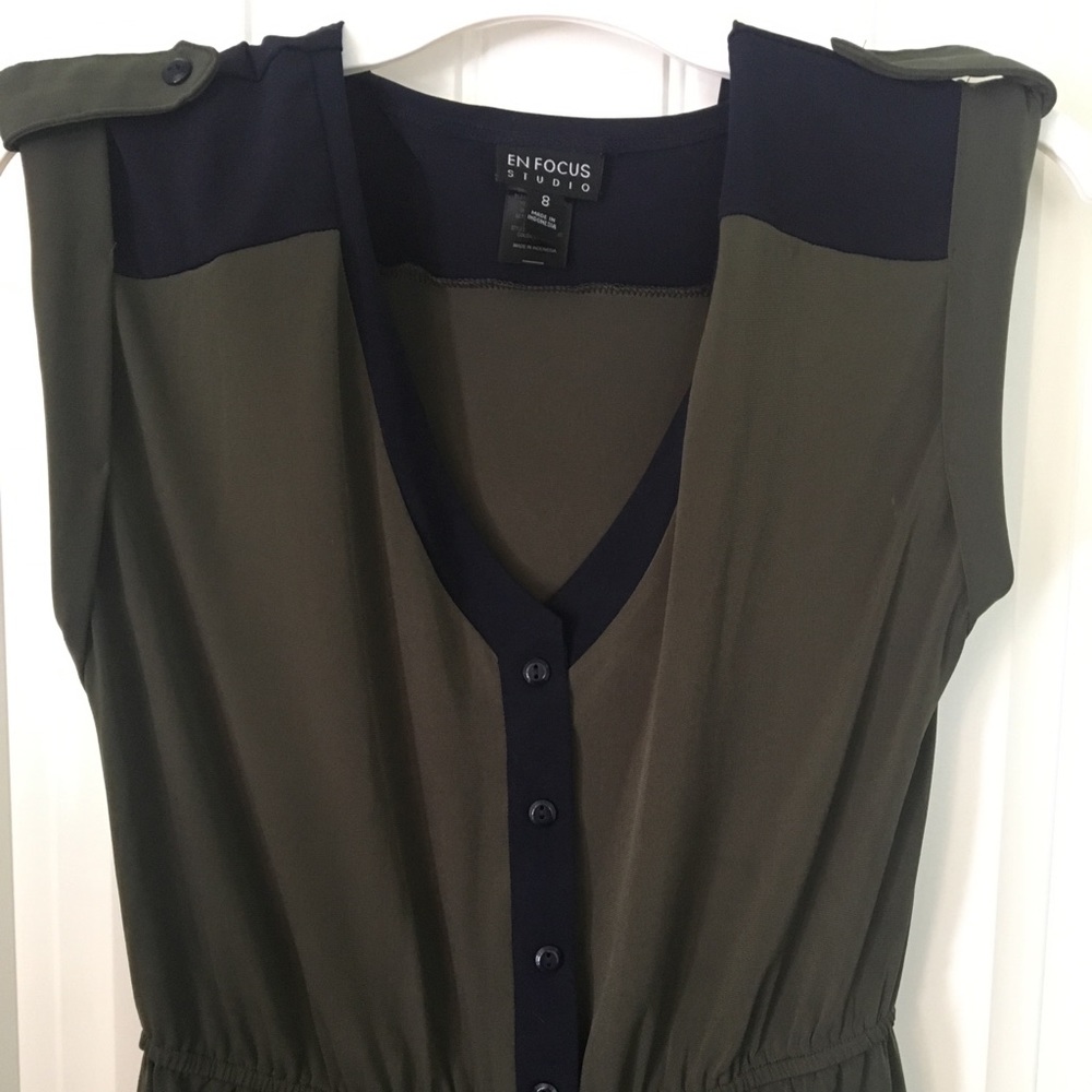 Knee length sleeveless dress in olive and navy